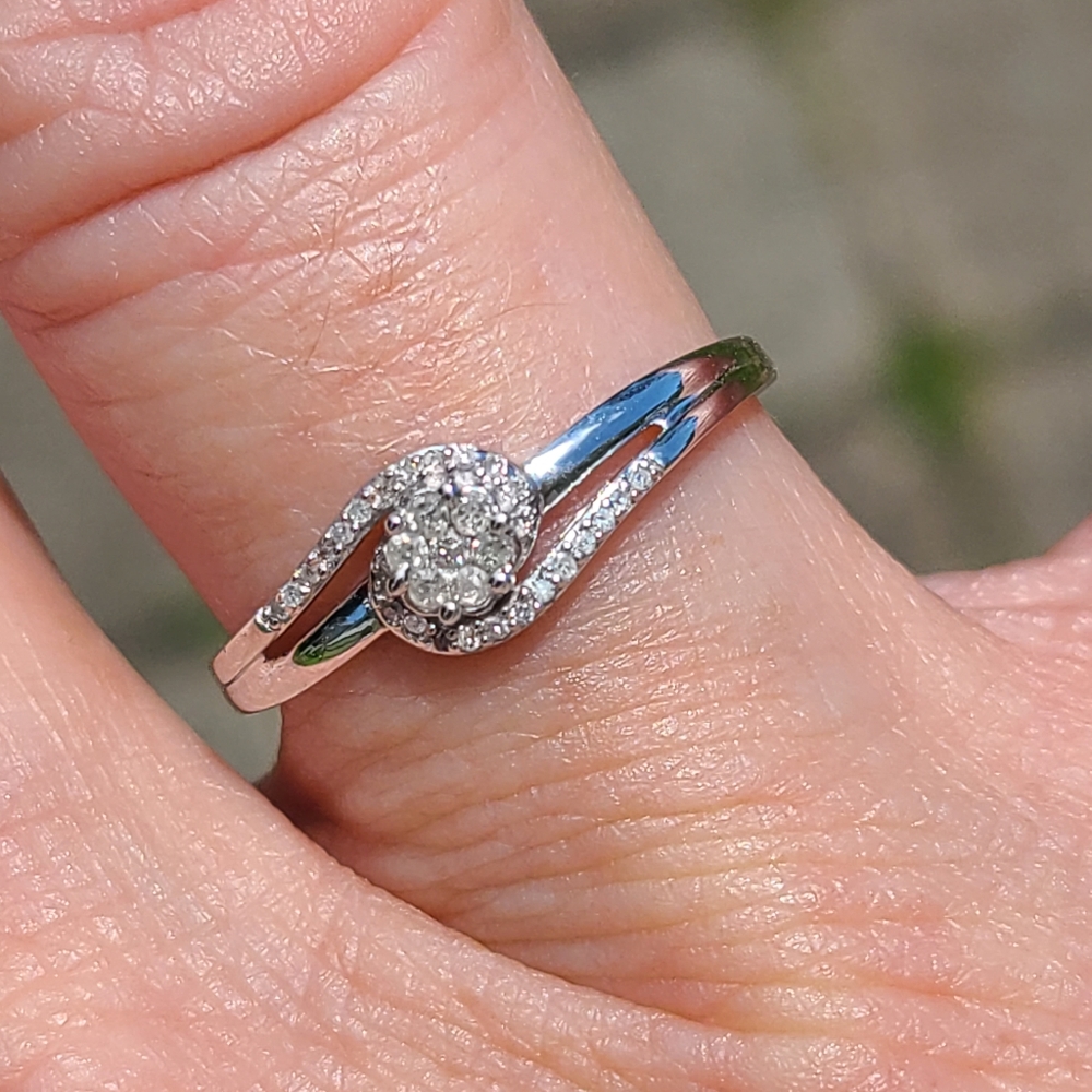 ❌SOLD❌ 1/10CT DIAMOND RING